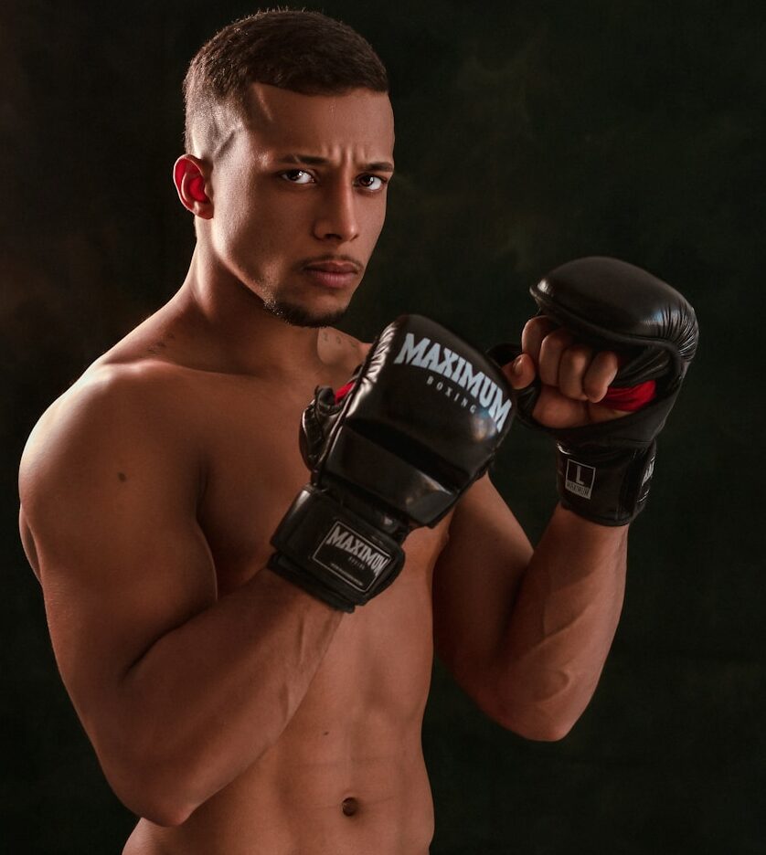 homme avec gants mma