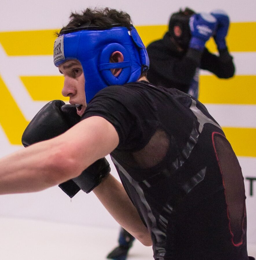 homme avec casque de protection