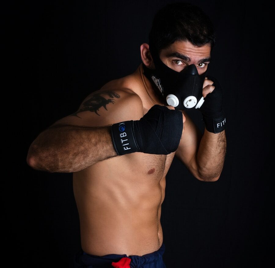 homme avec bandes de boxe